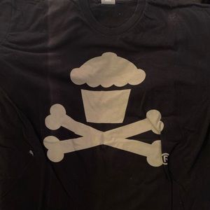 XL Johnny Cupcakes shirt